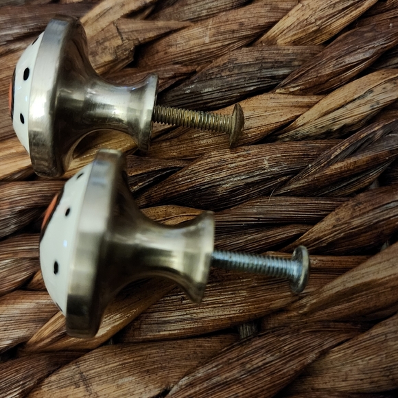 Drawer pulls - Picture 2 of 2